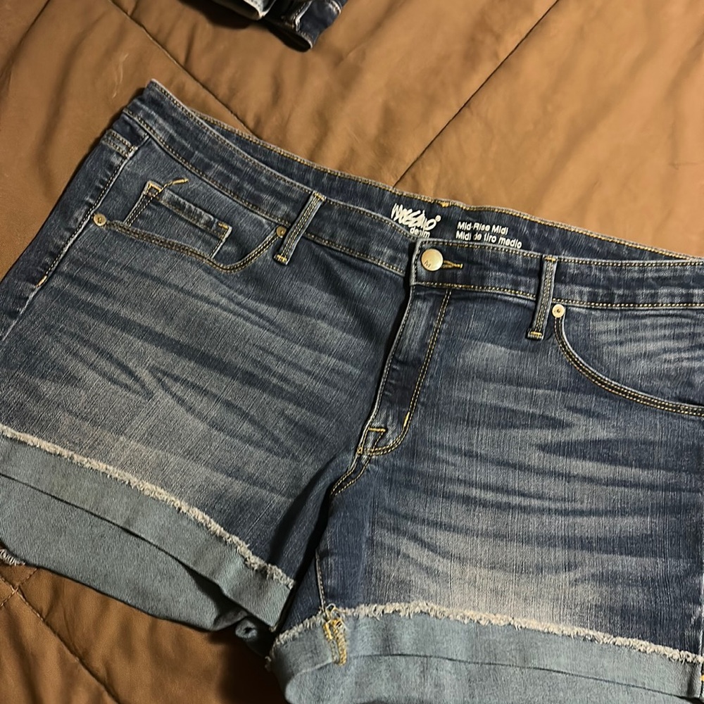 Mossimo mid rise midi shorts